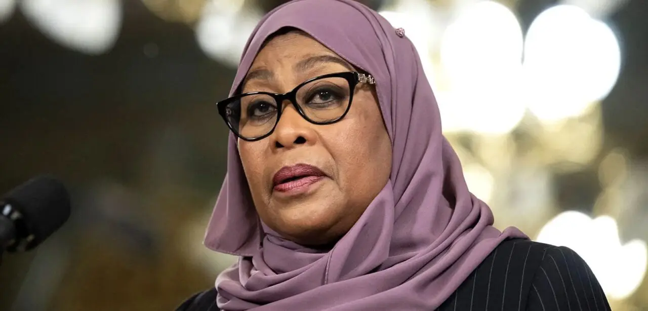 Tanzanie : La Présidente Samia Suluhu Hassan limoge les ministres des Affaires étrangères et de l’information La présidence a annoncé dimanche en fin de journée que la Présidente Hassan avait mis fin aux nominations du ministre des Affaires étrangères et de la Coopération avec l'Afrique de l'Est, January Makamba, et du ministre de l'Information, de la Communication et des Technologies de l'information, Nape Nnauye.