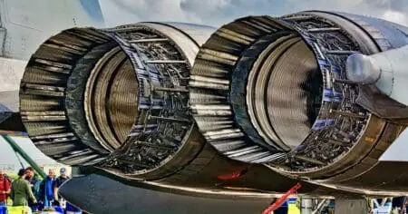 Du côté de Boeing ce n’est pas mieux. Toutes les difficultés que doit affronter le constructeur américain viennent de sa stratégie de sous-traitance massive qui a échappé au contrôle à la fois du constructeur mais aussi des autorités américaines.