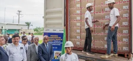Textile-habillement : Première commande de 80.000 vêtements « Made in Benin » envoyées à la marque française Kiabi «nous sommes heureux de collaborer avec la Société d’Investissement et de Promotion de l’Industrie Bénin (SIPI-Bénin S.A) qui est en charge de l’aménagement, du développement, de la promotion et de la gestion de la GDIZ. Cette initiative s'inscrit parfaitement dans la stratégie de KIABI visant à rapprocher nos sites de production de nos points de vente. En Afrique, nous disposons de plusieurs magasins, et désormais, grâce à la Zone Industrielle de Glo-Djigbé (GDIZ) , nous produisons des vêtements KIABI à proximité. Notre objectif est de produire trente millions de pièces en Afrique, et ARISE se révèle être le partenaire idéal pour atteindre cet objectif, en intégrant la durabilité et en utilisant du coton 100% Made in Africa. Nous ne sommes qu'au début de cette belle aventure, et nous sommes fiers de la mener avec ARISE et la République du Bénin. »