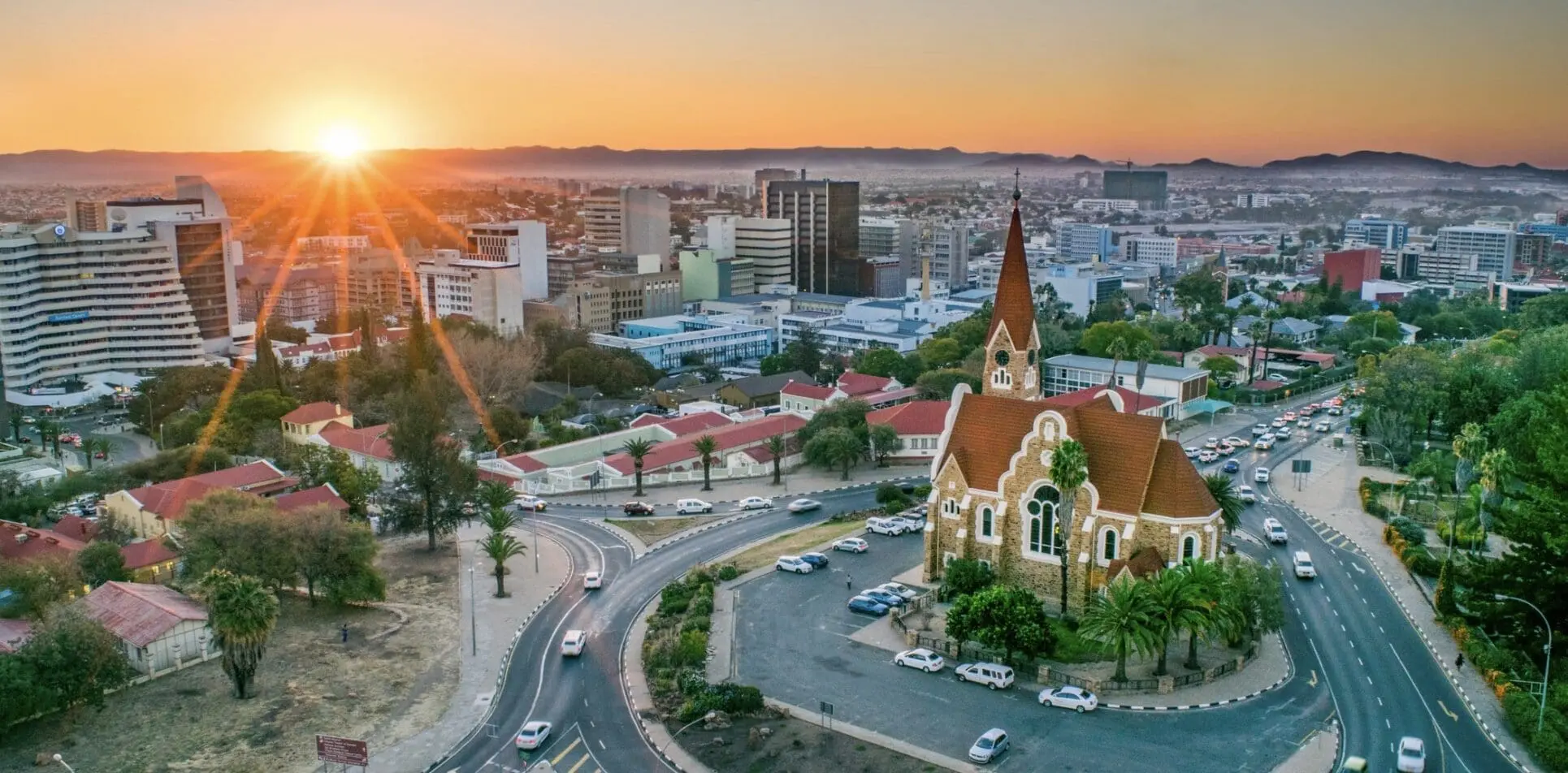L'Hospitality Association of Namibia s'est déclarée «très préoccupée» par «le message envoyé à l’industrie mondiale du voyage.» En 2022, le secteur du tourisme a contribué à hauteur de 7 % au Produit intérieur brut (PIB) de la Namibie, ce qui en fait le troisième contributeur à l'économie. La plupart des touristes viennent de pays tels que l'Allemagne et les États-Unis, qui étaient auparavant exemptés de visa.