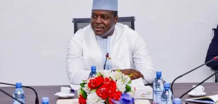 Le gouvernement du Mali "a pris connaissance, avec une profonde stupeur, des propos subversifs par lesquels Andriy Yusov, porte-parole de l'agence ukrainienne de renseignement militaire, a avoué l'implication de l'Ukraine dans une attaque lâche, traitre et barbare de groupes armés terroristes ayant entraîné la mort d'éléments des Forces de Défense et de Sécurité maliennes à Tinzawatène, ainsi que des dégâts matériels", dénonce M. Maïga dans le communiqué.