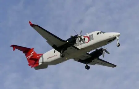 En France uniquement 25 petites Préfectures et 50 sous-préfectures ne sont desservies ni par une autoroute ni par un transport ferroviaire rapide et encore moins par une ligne aérienne. Comment alors lutter contre un déclin qui semble inéluctable alors qu’elles peuvent fournir une excellente qualité de vie ? Il ne suffit pas d’amener le travail un peu partout avec de bonnes connexions Internet, encore faut-il que les déplacements soient facilités.