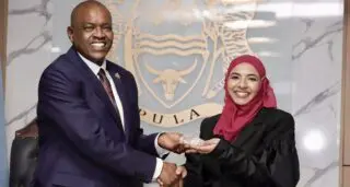 Cette pierre précieuse d'un demi-kilo, détectée dans la mine de Karowe dans le nord-est du Botswana, premier producteur africain de diamants, est "l'un des plus gros diamants bruts jamais découverts", souligne la société Lucara dans un communiqué.