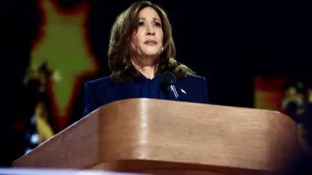 "On ne revient pas en arrière", pour ne pas revivre les années Trump. Elle s'engage à rester dans l'OTAN, "se tenir fermement aux côtés de l'Ukraine", réformer "le système d'immigration défaillant", protéger le droit à l'avortement, soutenir la classe moyenne. Elle promet aussi de "conclure" un accord sur une trêve à Gaza. "Contrairement à Trump, je ne ferai pas ami-ami avec les dictateurs", dit-elle avant de promettre l'"auto-détermination" pour les Palestiniens.