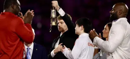 Paris 2024 : Les 33 èmes Jeux Olympiques de l’ère moderne ont pris fin Le nageur est en quelque sorte l'incarnation du succès de la France au cours de ces Jeux de Paris, autant sur le volet sportif qu'événementiel, même si le climat politique du pays est plus tendu que jamais. “Du jour au lendemain, Paris est devenu une fête et la France s’est retrouvée”, s'est exclamé le Président du comité organisateur, Tony Estanguet.