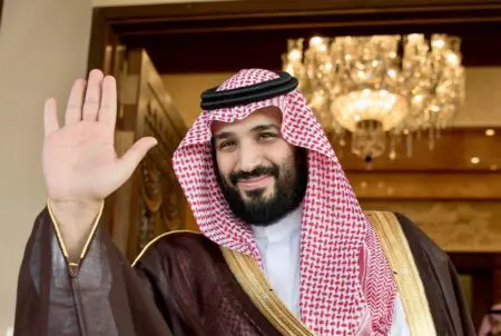 C'est une règle en politique et Mohammed ben Salmane l'a bien intégrée. Selon un article de Politico publié le 14 août 2024, le prince saoudien aurait déclaré aux membres du Congrès américain qu'il risquait d'être assassiné en continuant de participer à un accord en cours de construction avec les États-Unis et Israël. Selon le média américain, cela constitue une stratégie diplomatique astucieuse. Les échanges entre Mohammed ben Salmane, surnommé MBS, et les parlementaires américains ont été décrits à Nahal Toosi, correspondante principale des affaires étrangères de Politico, par un ancien responsable américain et deux autres sources restées anonymes. Selon la journaliste, le dirigeant saoudien "dit que sa vie est en danger pour pousser les responsables américains à augmenter la pression sur Israël pour qu'il se plie à un accord qui lui plaît", explique-t-elle.