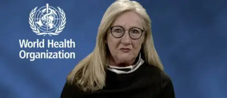 "Si vous parlez à quelqu'un de près, si vous respirez sur lui, si vous êtes physiquement proche de lui, il est possible que les gouttelettes, si vous avez des lésions, se propagent à quelqu'un d'autre", a dit une porte-parole de l'OMS, Margaret Harris, lors d'un point de presse, notant qu'"il s'agit d'une source mineure" de transmission.