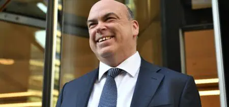 Mike Lynch est surnommé par certains le «Bill Gates britannique.» Le magnat britannique de la tech, Mike Lynch, est porté disparu après le naufrage d'un yacht au large des côtes siciliennes. Son épouse, Angela Bacares, a, quant à elle, été secourue, selon une source proche des opérations de sauvetage.