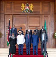 La candidature du Kényan Raila Odinga pour la présidence de la Commission de l’Union africaine est officiellement lancée : une cérémonie a eu lieu à la State House, la résidence présidentielle kényane ce mardi matin, en présence du chef de l'État du Kenya, William Ruto, mais aussi de ses homologues tanzaniens, ougandais et sud-soudanais.