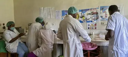 Face aux défis, la technologie se présente comme une solution innovante pour améliorer l'accès aux soins. WIT souligne le rôle crucial de la télémédecine, qui permet aux patients de consulter des médecins à distance via des dispositifs mobiles ou des plateformes en ligne. Cette approche pourrait transformer radicalement l'accès aux soins en Afrique, en réduisant les distances géographiques et les délais d'attente.