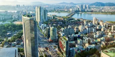 En se fondant sur les enseignements des 50 dernières années, le Rapport sur le développement dans le monde 2024 constate qu'à mesure que les pays s'enrichissent, ils tombent généralement dans un « piège » lorsque leur revenu atteint environ 10 % du PIB annuel des États-Unis par habitant, soit l'équivalent de 8 000 dollars aujourd'hui. Ce montant se situe au milieu de la fourchette des pays que la Banque mondiale classe dans la catégorie des « pays à revenu intermédiaire.»