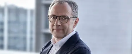 Le Rwanda, pays de 13 millions d'habitants dont l'histoire est marquée par la tragédie du génocide de 1994, investit massivement dans le sport ces dernières années, à l'image des partenariats signés avec les club de football d'Arsenal (Angleterre) et du Paris SG (France) qui affichaient "Visit Rwanda" sur leurs maillots, ou encore de l'organisation des Championnats du monde de cyclisme sur route en 2025.