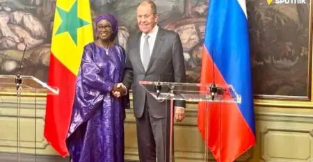 "La position du Sénégal par rapport au conflit russo-ukrainien est une position de neutralité, une position qui appelle au dialogue pour que les deux parties se retrouvent autour de la table des négociations", a souligné Fall