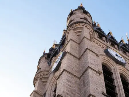 Descendant de l’horloger Abraham-Louis Breguet (1747-1823), Louis Charles Breguet, (1880-1955) diplômé de l'Ecole Supérieure d'Electricité (SupElec) est un constructeur d'avions français. En tant que membre de la famille Breguet, il perpétue une longue tradition d'innovations technologiques. Il crée en 1935, la Société Anonyme des ateliers d'aviation Louis Breguet, répartie à Paris et sur plusieurs sites dont Saint-Nazaire dans l’estuaire de la Loire. Il décide de s'agrandir afin de développer sa production aéronautique. Ses ateliers de Saint-Nazaire, imbriqués au milieu des chantiers navals, se prêtent mal au projet d'extension. Il décide alors d'implanter une usine près de Nantes.