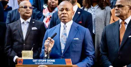 USA-Afrique | Table ronde des investisseurs municipaux et souverains Le maire de New York, M. Eric Adams, adressera un discours d'ouverture aux délégués qui incluront les investisseurs, les institutions de financement du développement, les banques commerciales, les agences de coopération américaines, le Caucus noir américain des législateurs d'État, les maires et dirigeants des gouvernements locaux et sous-souverains d'Afrique et des États-Unis, les membres des milieux d'affaires ainsi que des experts et des professionnels des deux continents.