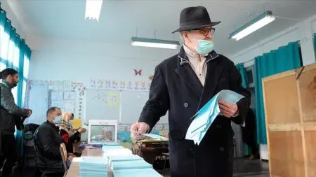 Présidentielle. L’Algérie vote ce samedi "Je suis venu tôt exercer mon devoir et choisir le président, en toute démocratie", déclare à l'AFP Sidali Mahmoudi, un commerçant de 65 ans, à Alger centre. Pour Seghir Derouiche, un retraité de 72 ans, "ne pas voter reviendrait à ignorer son droit de citoyen algérien".