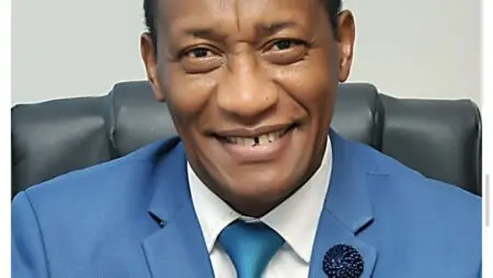 Le nouveau Directeur général qui prendra fonction le 1er janvier 2025 pour un mandat de quatre (04) ans renouvelable une fois, qui occupe présentement les fonctions de Directeur du Bureau régional de l’Organisation de l’aviation civile internationale (OACI) pour l’Afrique de l’Ouest et du Centre, est un Ingénieur de l’aviation civile sorti de l’Ecole Nationale de l’aviation civile (ENAC) de Toulouse.