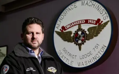 Il faut dire que l’arrêt des livraisons des modèles phares de Boeing : les 737, 777 et 767 cargos porterait un coup très dur à une société qui se débat dans d’inextricables difficultés. Le nouveau Directeur général, Kelly Ortberg, hérite non seulement d’une image très dégradée, d’une surveillance pointilleuse de la part des autorités américaines mais en plus d’une dette de 60 milliards de dollars largement créée par les directions précédentes qui ont sacrifié l’avenir de l’entreprise pour distribuer aux actionnaires des ressources financières que la compagnie n’avait pas, le tout avec une action qui a dévissé de 40% depuis le début 2024.