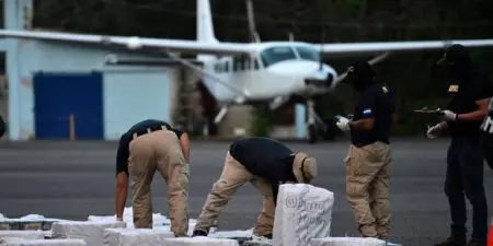 Cinq personnes à bord, y compris le pilote, ont été arrêtées, a ajouté la police. Il s'agit de deux Mexicains, d'un Colombien, d'un Brésilien et d'un Équatorien.