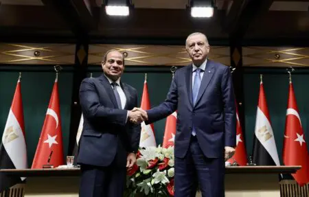 Erdogan accueille Al-Sissi à Ankara pour une visite de réconciliation MM. Sissi et Erdogan, dont les pays sont d'importants partenaires commerciaux, ont affirmé en février vouloir porter leurs échanges "à 15 milliards de dollars par an sous quelques années", et également vouloir intensifier leur coopération diplomatique au Moyen-Orient et en Afrique.