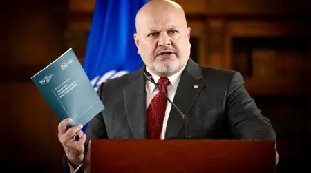 Suite à la crise post-électorale de 2010-2011, qui a fait plus de 3 000 morts en Côte d’Ivoire, la CPI s’est installée en 2012 à Abidjan pour enquêter sur les crimes commis lors de la crise politico-militaire entre 2002 et 2010 et permettre à la population ivoirienne d’avoir accès à la justice.