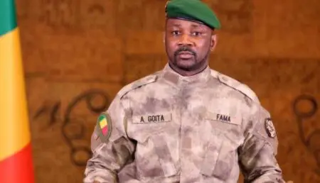 Goïta, qui s'exprimait lors d'une adresse à la nation sahélienne à l'occasion de la célébration du premier anniversaire de la signature de la Charte du Liptako-Gourma instituant l’Alliance des États du Sahel (AES), précise que "le but est d'harmoniser les documents de voyage dans notre espace commun et de faciliter la mobilité de nos citoyens à travers le monde".