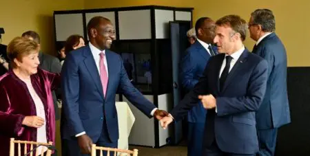 Ce sommet, auquel seront invités tous les chefs d'Etat et de gouvernement du continent africain, tranchera donc avec le dernier organisé à Montpellier, en France, en 2021, où Emmanuel Macron avait privilégié la société civile et qui avait donc eu lieu sans les dirigeants africains. Des représentants de la société civile et du secteur privé seront toutefois aussi conviés au Kenya.