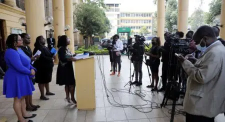 "Il s'agit d'une décision importante. Le fait que Meta soit poursuivi au Kenya est un avertissement pour toutes les grandes entreprises technologiques qu'elles doivent prêter attention aux violations des droits des humains tout au long de leurs chaînes de valeur", a estimé l'avocate des modérateurs de contenus, Mercy Mutemi, dans un communiqué.