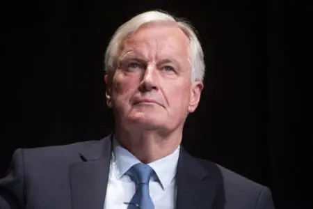 France : Emmanuel Macron nomme Michel Barnier Premier ministre L’hypothèse de la nomination de Michel Barnier tenait la corde dans la soirée de mercredi. Un conseiller de l’exécutif avait détaillé les multiples qualités de l’ancien candidat à la primaire LR : il est «Macron-compatible», il permet la participation des Républicains à une coalition de gouvernement, il ne serait pas censuré immédiatement et ne sera pas candidat en 2027, selon lui.