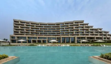 Situé à seulement 5 minutes de l’Aéroport international de Cotonou, dans un parc naturel de 29 hectares, écrin de verdure en pleine ville, l’établissement propose 198 chambres avec une vue exceptionnelle sur l’océan et la ville, dont 14 suites et 5 suites duplex avec piscine privée. Pour apporter le French Zest caractéristique de la marque, 4 bars et restaurants ouvriront progressivement, de septembre à décembre 2024.