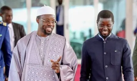 Comment gouverner sans majorité au Parlement ? Bassirou Diomaye Faye qui a survolé la présidentielle de mars dernier avec plus de 54% des voix, dirige, depuis, sans majorité au Parlement. Il fait face à la réalité d’un pouvoir où l’opposition disposant d’une légère majorité à l’Assemblée nationale peut perturber l’exécution de son programme politique et l’obliger à des compromis en attendant la solution envisageable de législatives anticipées, avec l’espoir de rebattre les cartes autrement. 