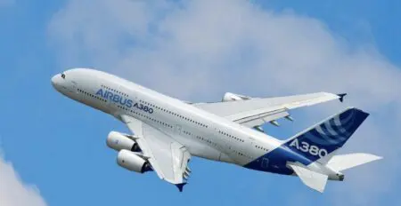 Que retenir de tout cela ? C’est d’abord que la demande de transport aérien, loin de fléchir, reste très dynamique. Dès lors la capacité des A380 devient incontournable pour pallier les difficultés de livraison de Boeing, dont on ne sait pas quand elles se termineront. Il est possible que les transporteurs qui ont sorti ce modèle de leur flotte soient amenés à le regretter. Et enfin il est clair que le transport aérien aura besoin d’un très gros porteur, de l’ordre de 100 places pour résoudre l’impossible équation qui consiste à satisfaire la demande de transport tout en atteignant les objectifs de décarbonation annoncés pour 2050.