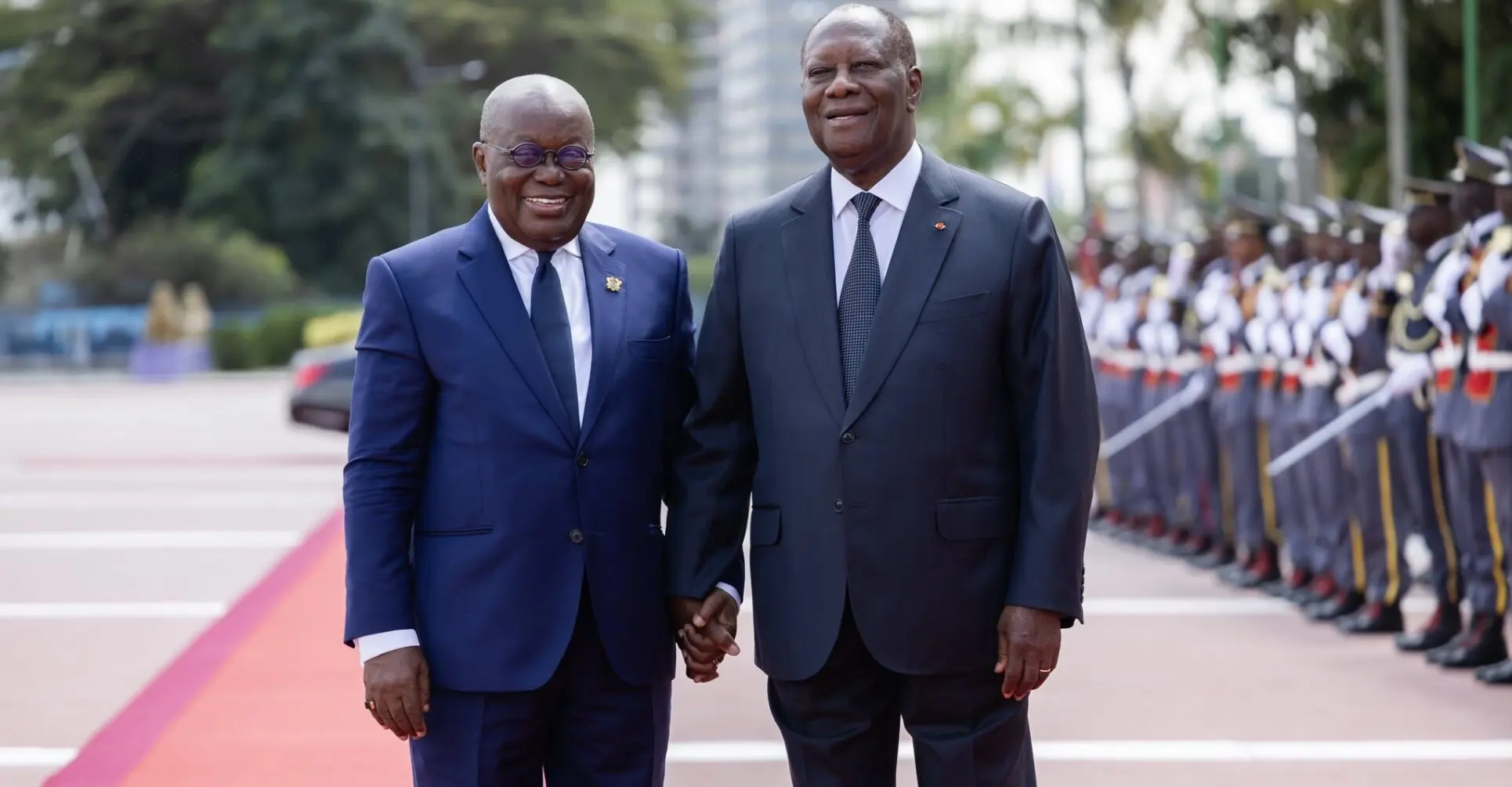 «Nos deux pays doivent œuvrer conjointement, et en relation avec les autres pays de la région, pour une accélération des réformes et la mise en œuvre des politiques de convergence, en vue de renforcer notre coopération monétaire et financière. Ceci permettra l’avènement de l’Eco, la monnaie unique que les populations d’Afrique de l’Ouest attendent depuis fort longtemps», a-t-il insisté. Alassane Ouattara espère faire aboutir la monnaie unique «au plus tard en 2026» soulignant au passage que son pays sera en ligne avec les critères de convergence dès l’année prochaine (ndlr : 2025). Au vu des obstacles et des difficultés à franchir, notamment en matière de convergence, peu d’observateurs dans la région sont aussi optimistes que le chef de l’Etat ivoirien.