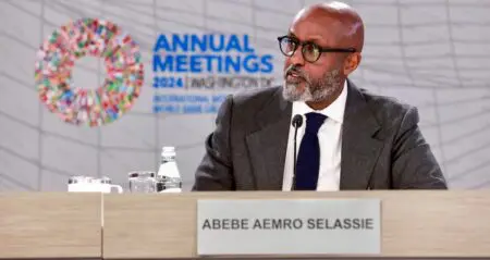 «Nous espérons vivement que les autorités sud-africaines parviennent à des solutions aux déséquilibres budgétaires et au surendettement, qui se sont accumulés au cours des dernières années», a déclaré Abebe Aemro Selassie, Directeur du département Afrique du FMI. Il a précisé qu'une équipe de l’institution financière internationale serait déployée en Afrique du Sud le mois prochain pour procéder à une «évaluation complète» des dernières données économiques du pays.