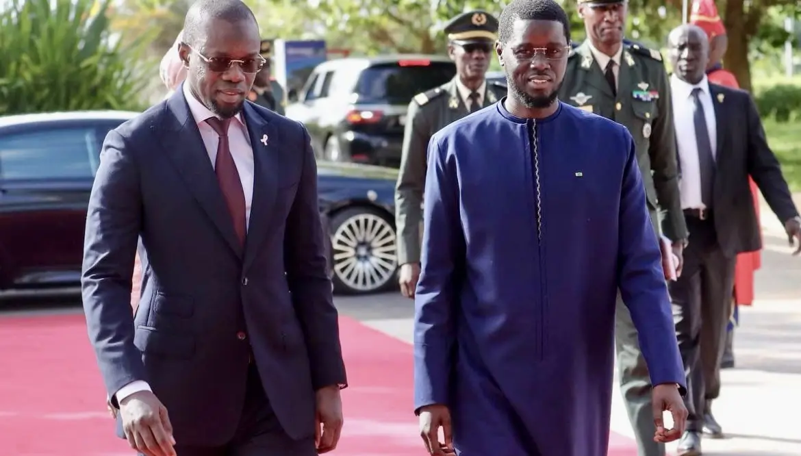 Sénégal | Le gouvernement ambitionne d’augmenter le revenu par tête de 50% en cinq ans Le Président Bassirou Diomaye Faye, investi en avril, a présidé au côté de son Premier ministre Ousmane Sonko à Diamniadio, près de Dakar, au lancement d'un ambitieux programme de transformation de l'économie et de l'Etat courant jusqu'en 2050 et destiné à rompre avec le sous-développement, la dépendance et le surendettement. La présentation de ce plan, baptisé "Sénégal 2050 : agenda national de transformation", intervient quelques semaines avant les législatives anticipées du 17 novembre.