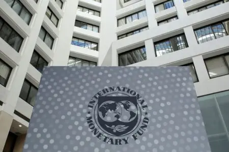 Les services du FMI achèvent leur mission de consultations de 2024 au titre de l’article IV avec la République Islamique de Mauritanie ; Le FMI et la République Islamique de Mauritanie sont parvenus à un accord au niveau des services sur la conclusion de la troisième revue au titre du Mécanisme Elargi de Crédit et de la Facilité Elargie de Crédit et la deuxième revue au titre de la Facilité pour la Résilience et la Durabilité. * En dépit de la résilience de l’économie mauritanienne, la croissance devrait marquer un ralentissement en 2024 et à moyen terme dans un contexte marqué de risques liés à des tensions géopolitiques dans la région, des retards dans le démarrage de l’exploitation du projet gazier Greater Tortue Ahmeyim (GTA), et aux chocs météorologiques.