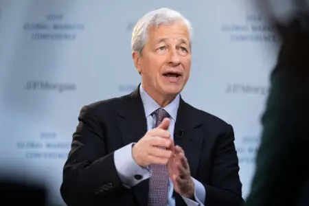 Ce montant spectaculaire équivaut quasiment au PIB de plusieurs pays africains. Sur les trois derniers mois de l’année 2024, le revenu net de JP Morgan, soit la différence entre ce que la banque gagne sur les prêts et ce qu’elle verse sur les dépôts, a grimpé de 11%, à 42,77 milliards de dollars, pour un profit net de 14 milliards, en progression de 50%.