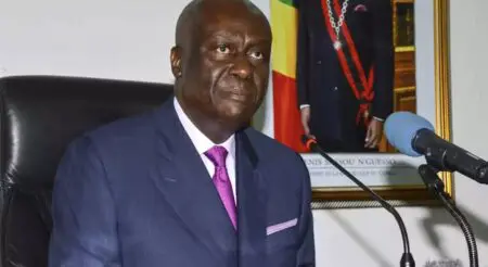 Principal émetteur de dette sur le marché des titres publics réservé aux Etats, Brazzaville doit en effet faire face à de grosses et pressantes échéances au cours des deux prochaines années. «A fin septembre 2024, l'encours des bons de Trésor assimilés et des obligations du Trésor assimilés du pays atteignait 2314 milliards FCFA, soit près de 4 milliards de dollars US) d’une maturité moyenne de 3 ans, et surtout 62% échus d'ici la fin 2026», révèle le ministère des Finances. Autant dire que la pression est maximale. Le reprofilage proposé aux investisseurs s'inscrit dans le cadre du «Programme national d'optimisation de la Trésorerie» dont le pivot est d’allonger de 10 ans sur la maturité moyenne du portefeuille actuel de prêts. Selon les indiscrétions relayées par des analystes des marchés, Brazzaville envisage également d'intégrer la compagnie pétrolière publique, la SNPC dans le pack de garantie du remboursement aux nouvelles échéance