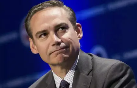 La dégringolade a démarré au printemps 2020 et depuis, elle n’a fait que s’aggraver. Le DOT (Departement of Transportation) américain a infligé une amende de 2,5 milliards de dollars au début de 2021, sans doute un peu pour masquer les complicités entre les contrôleurs fédéraux et le constructeur. On pensait que les difficultés s’arrêteraient là, mais cela n’a pas été le cas. D’abord des lanceurs d’alerte se sont manifestés à l’intérieur de Boeing et de son principal sous-traitant Spirit Aerosystems. Deux d’entre eux ont d’ailleurs été atteints de mort subite avant de pouvoir témoigner.