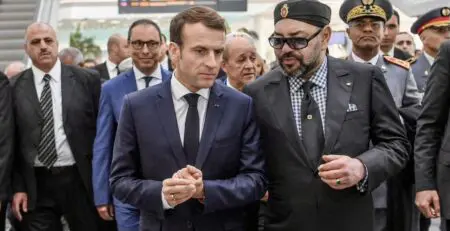 Signe de la volonté de redonner tout son lustre à ce partenariat, Emmanuel Macron, qui est attendu à 17H30 (16H30 GMT) à Rabat avec son épouse Brigitte pour une visite d'Etat de trois jours, sera accompagné d'une imposante délégation. Pas moins de neuf ministres l'accompagneront, dont ceux de l'Intérieur Bruno Retailleau, très attendu sur les sujets d'immigration, de l'Economie Antoine Armand, de l'Education nationale Anne Genetet et de la Culture Rachida Dati, d'origine marocaine. Les dirigeants des groupes Engie, Alstom, Safran, TotalEnergies, Suez seront du voyage, de même que des représentants d'Airbus, Veolia, Thalès ou du spécialiste du BTP Colas.