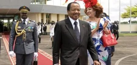 Cameroun | Le président Biya de retour après plusieurs semaines d’absence Après l'atterrissage de l'avion présidentiel, le chef de l'Etat âgé de 91 ans et qui règne sans partage sur le pays depuis 41 ans a été filmé en train de saluer les dignitaires venus l'accueillir sur le tarmac, son épouse Chantal à proximité de lui. Des militants en liesse habillés de tenues décorées du portrait présidentiel sont venus saluer son arrivée à l'aéroport, à grand renfort de chants accompagnés de tam-tam.