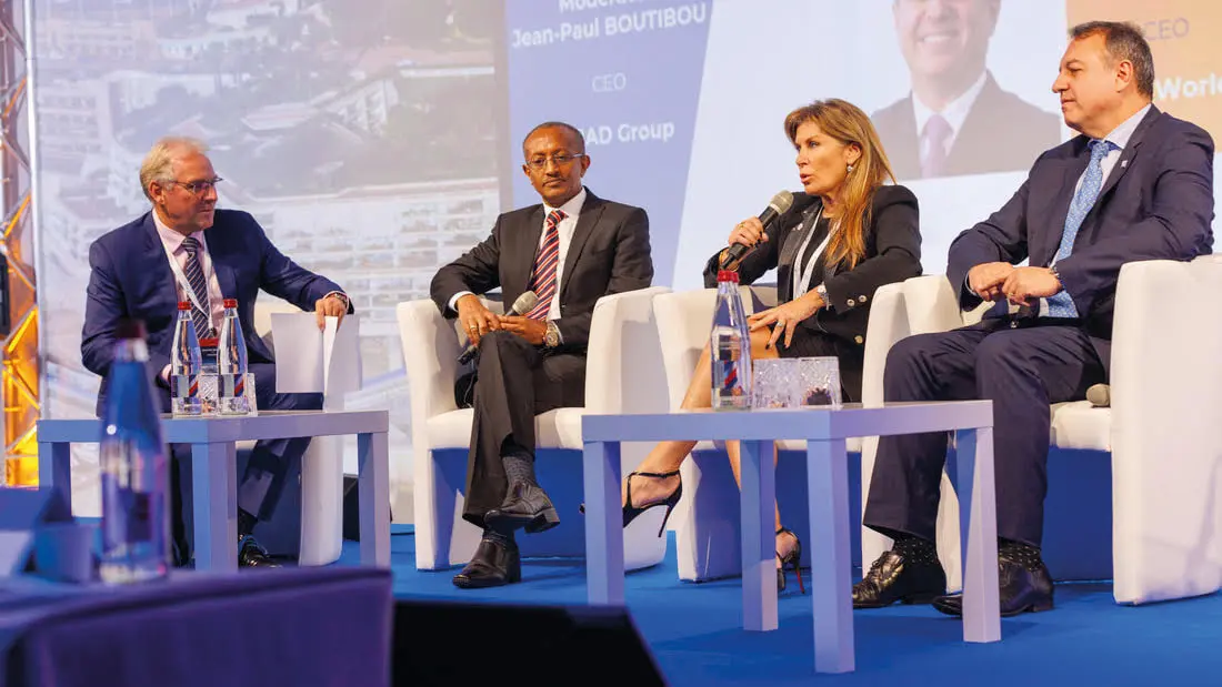 Luis Felipe de Oliveira Directeur Général de l'ACI World et Patricia Vercelli Senior VP A4A avec les dirigeants d'Ethiopian Airlines et du cabinet ABJAD en 2022