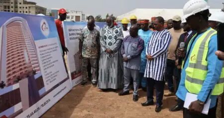 Ce projet qui portera la dénomination de «Burkindi Business Center», a été lancé mardi 29 octobre, par Mikailou Sidibé, ministre de l’Urbanisme, des Affaires foncières et de l’Habitat, qui a procédé à la pose de la première pierre à «Ouaga 2000», le nouveau centre des affaires et administratif de la capitale burkinabè.