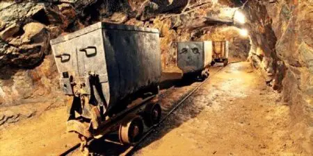 C’est ce qu’a annoncé le management du groupe canadien dans une mise à jour publiée mardi 29 octobre, actant ainsi un énième report pour cette approbation censée débloquer 295 millions de dollars. Selon Global Atomic, la facilité de crédit qu’elle cherche à obtenir aux Etats-Unis devrait couvrir 60 % des coûts de construction de sa première mine d’uranium au Niger, prévue pour entrer en production au premier trimestre 2026. Or, ce financement tarde à être mobilisé pour cause de multiples reports.