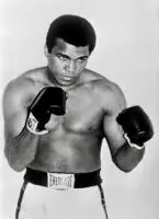Muhammad Ali est l'un des athlètes et des humanitaires les plus influents du XXe siècle et a créé certains des moments les plus légendaires de l'histoire du sport et des droits civiques. Plus de 60 ans après avoir remporté la médaille d'or de boxe aux Jeux olympiques de Rome en 1960, l'héritage d'Ali s'étend au-delà du ring et il continue d'être largement reconnu comme l'une des icônes les plus célébrées et les plus aimées de tous les temps.
