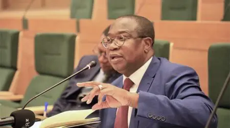 «Parmi les victimes qui seront indemnisées figurent des agriculteurs étrangers originaires de Belgique, d'Allemagne et d'autres pays, ainsi que 400 Zimbabwéens noirs», a-t-il précisé. Cette décision s’inscrit dans le cadre d'une série de mesures visant à réanimer le secteur agricole du pays et à contribuer à la relance de l’économie. Elle ne concerne pas cependant plus de 4000 fermiers blancs zimbabwéens expropriés, qui devraient être dédommagés à hauteur d’environ 3,5 milliards de dollars, dans le cadre d’un processus d’indemnisation distinct.