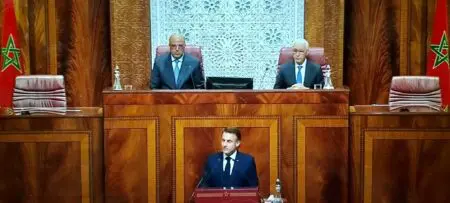 Emmanuel Macron a invité le souverain à signer un nouveau "cadre stratégique" bilatéral en 2025 à Paris à l'occasion du 70e anniversaire de la Déclaration qui scella l'indépendance du Maroc de la France, à la Celle-Saint-Cloud le 6 novembre 1955. Très attendu sur le Sahara Occidental, véritable "cause nationale" au Maroc, le Président a réaffirmé que "le présent et l'avenir" de ce territoire disputé "s'inscrivent dans le cadre de la souveraineté marocaine", suscitant les applaudissements nourris des élus. L'ex-colonie espagnole du Sahara occidental, considérée comme un "territoire non autonome" par l'ONU, oppose depuis un demi-siècle le Maroc aux indépendantistes sahraouis du Front Polisario, soutenus par Alger. "Cette position n'est hostile à personne", a assuré Emmanuel Macron dans une réponse aux critiques de l'Algérie, qui a rappelé son ambassadeur à Paris après le pas de la France vers le royaume.