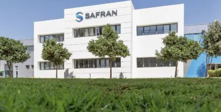 La construction de ce nouvel atelier de 25.000 m2 dans la zone aéroportuaire de Casablanca "s'inscrit dans le cadre d'un plan d'investissement massif pour développer le réseau mondial de maintenance et de réparation qui accompagne la croissance de la flotte de moteurs LEAP", souligne Safran. LEAP, moteur de dernière génération plus économe en carburant, équipe la majorité des familles d'avions monocouloirs de nouvelle génération Airbus A320neo, Boeing 737 Max et Comac C919, soit plus de 3.500 avions en service dans le monde, précise Safran.