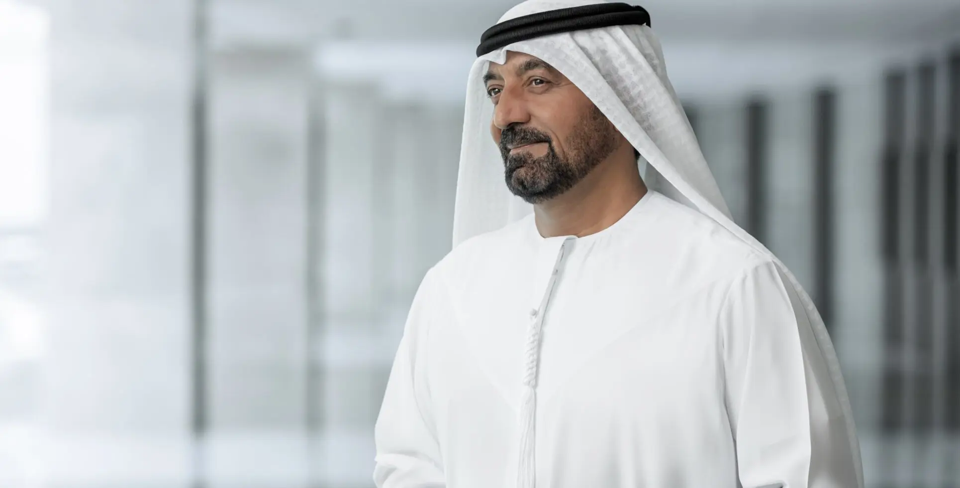 En 2023, le transport aérien de Dubaï, composé du Groupe Emirates, de Dubai Airports (y compris les aéroports internationaux de Dubaï et de Dubai World Central - Al Maktoum) et d'autres entités du secteur aérien, aurait contribué à hauteur de 137 milliards d'AED (37,3 milliards de dollarsaméricains) en valeur ajoutée brute (VAB), soit 27 % du PIB de Dubaï. Ce chiffre comprend l'impact économique direct de 94 milliards d'AED et l'impact catalytique du tourisme facilité par l’industrie aérienne, qui s'élève à 43 milliards d'AED. Ces chiffres devraient augmenter régulièrement portés par les activités aériennes d’Emirates et de Dubai Airports qui contribueront à hauteur de 196 milliards d'AED, soit 32 % du PIB de Dubaï d'ici 2030 (aux prix de 2023).