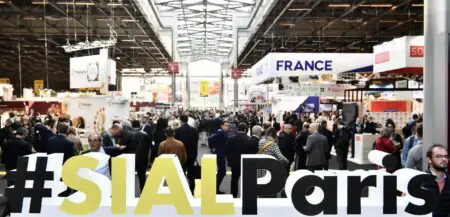 Devant le boom démographique attendu sur le continent, "c'est un sujet qui devient prioritaire", selon Nicolas Trentesaux, le directeur des salons Sial : il y a "un enjeu fort de structuration de la filière agricole et de l'industrie agroalimentaire." Sur le Sial 2024, présenté comme le plus grand salon professionnel alimentaire au monde, l'Afrique a représenté 2 à 3% des 7.500 exposants, "alors que demain ce sera 25% de la population. Il y a un décalage."